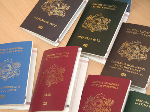 Diferentes tipos de pasaportes de Letonia.